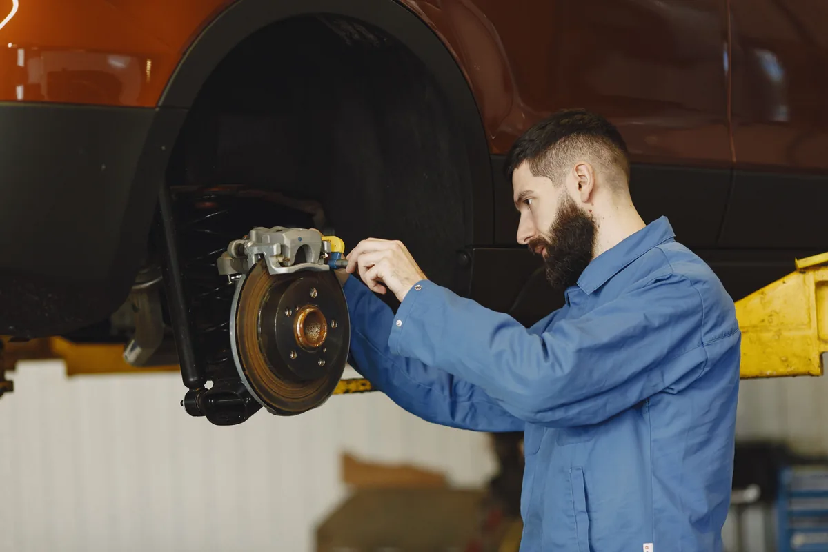 Stockfoto einer Bremsenprüfung in heller Werkstatt